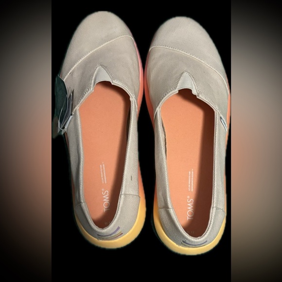 NEW Toms - Picture 1 of 5